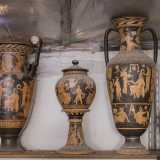 E ancora un cratere a volute, tipico della ceramica apula a figure rosse, utile a conservare il vino e krossos e loutrophoros, utilizzati per contenere acqua durante i bagni nuziali